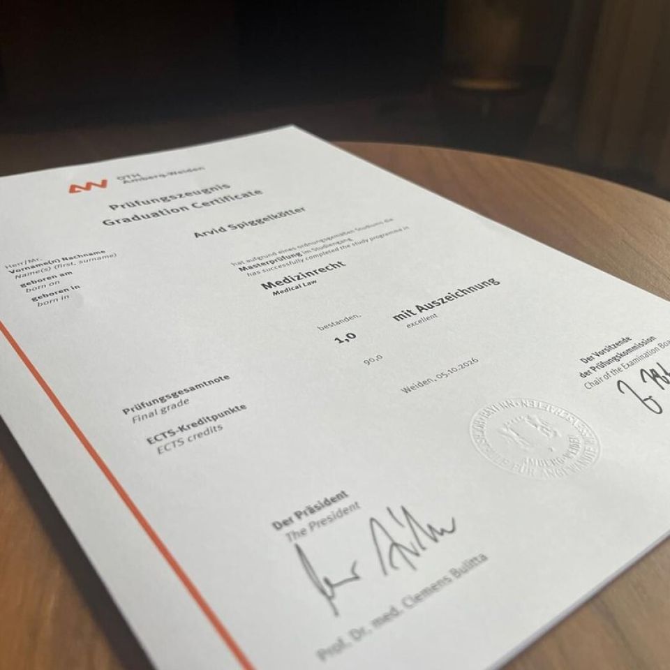 Master of Laws im Medizinrecht: Rechtsanwalt Arvid Spiggelkötter schließt mit Auszeichnung ab