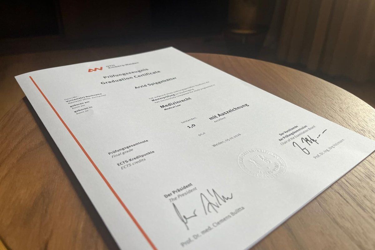 Prüfungszeugnis Master of Laws (LL.M.) Medizinrecht mit der Gesamtnote 1,0 mit Auszeichnung auf einem Holztisch in der Kanzlei ALBUS LEGAL in Göttingen